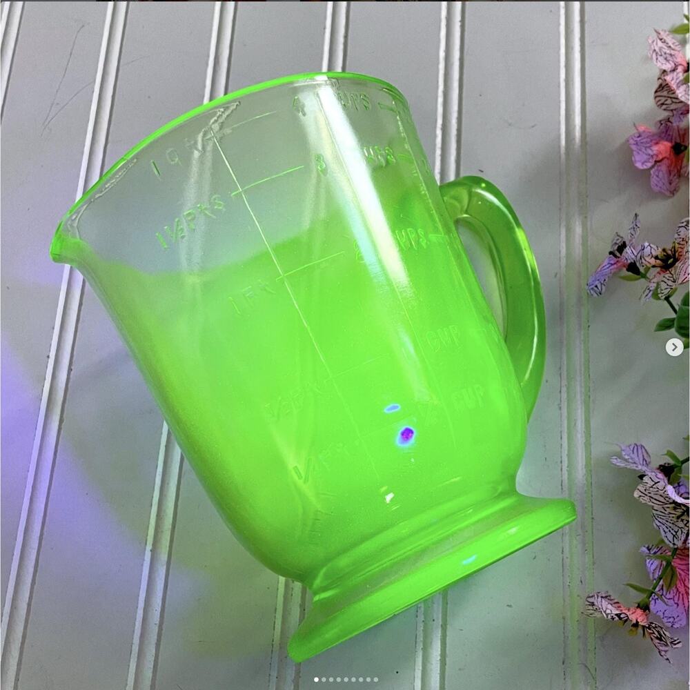 Vintage Green Uranium Glass 32-oz Measuring Cup Footed Bottom GLOWS